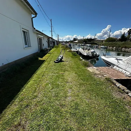 La Au Bord Du Canal Villa