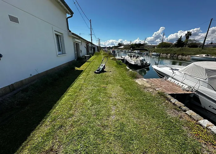 La Au Bord Du Canal Villa